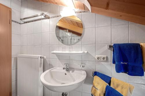 Ένα μπάνιο στο Petrushof Ferienwohnung Hochplatte