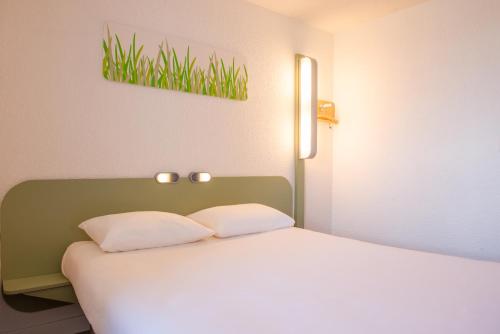 Postel nebo postele na pokoji v ubytování ibis budget Marseille Aeroport Provence