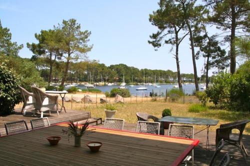 En restaurang eller annat matställe på Idyllic Location on the lake, garden and terrace, direct beach access