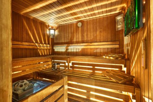 an inside of a wooden sauna with a tub at Hotel Engel - Familotel Hochschwarzwald in Todtnauberg