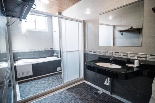 花蓮市にあるSeville Countrified B&Bの洗面台、浴槽、鏡のあるバスルーム