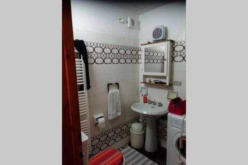 un piccolo bagno con lavandino e servizi igienici di A CASA DI ANNA PILA AOSTA a Pila