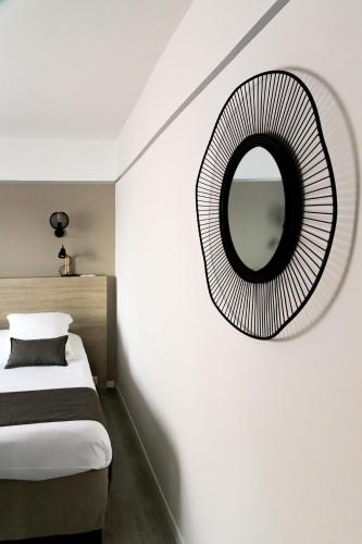 Ένα ή περισσότερα κρεβάτια σε δωμάτιο στο Hôtel Le Rabelais