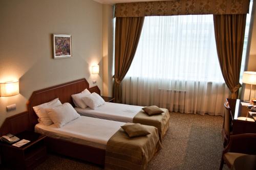 Europe Hotel tesisinde bir odada yatak veya yataklar