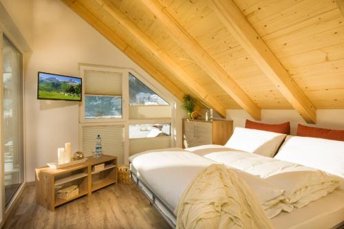 מיטה או מיטות בחדר ב-Bergparadies - inklusive Eintritt in die Alpentherme