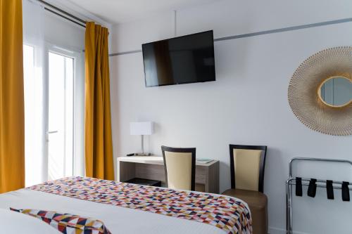 Ένα ή περισσότερα κρεβάτια σε δωμάτιο στο Hôtel Le Rabelais