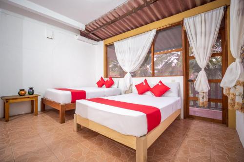 - une chambre avec 2 lits et une fenêtre dans l'établissement OYO Cabañas Abril, Mazunte, à Mazunte