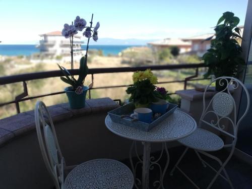 un tavolo e sedie su un balcone con piante di Le Torrette di Anna - Tropea a Briatico
