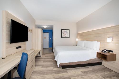 Holiday Inn Express & Suites Phoenix Glendale Dist, an IHG Hotel Image