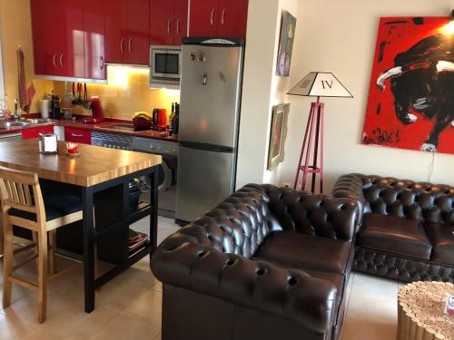 拉佐宜亞的住宿－PENTHOUSE A 50m DE LA MER!，厨房配有沙发、桌子和冰箱。