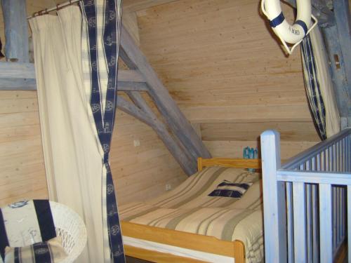 - une chambre avec des lits superposés dans une cabane en rondins dans l'établissement GITE MASKALI, à Thenon