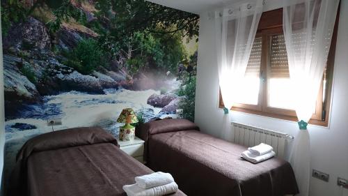 Zimmer mit 2 Betten und einem Gemälde eines Flusses in der Unterkunft Zendoira in Palas de Rei