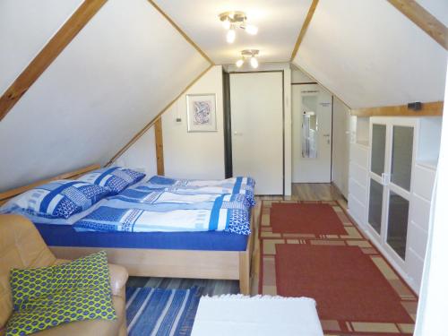 グムンデンにあるFerienwohnung Sailerのベッドルーム(ベッド2台付)が備わる屋根裏部屋です。