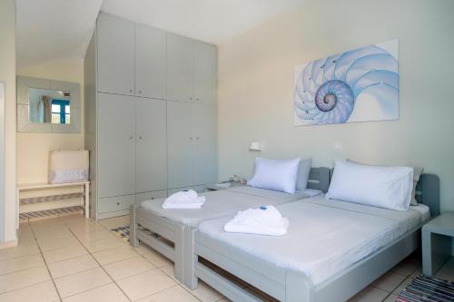 Posteľ alebo postele v izbe v ubytovaní SPLASH with amazing Sea Views in Piso Livadi