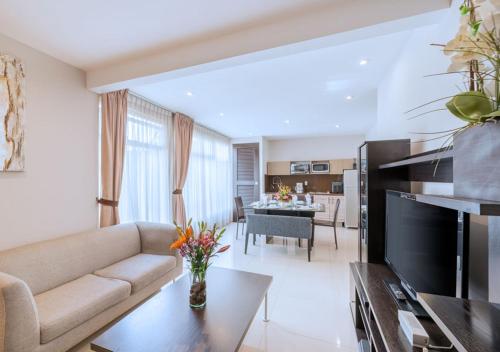 a living room with a couch and a table at Lamartine 619 Residencial in Mexico City
