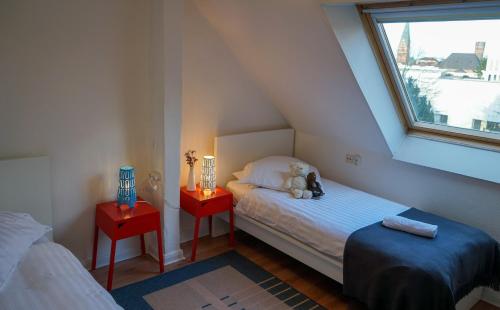 Un dormitorio con una cama con un osito de peluche. en Wohnung in Lüneburg, en Lüneburg