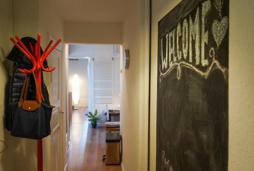 a room with a blackboard with a bag on the wall at Wohnung in Lüneburg in Lüneburg