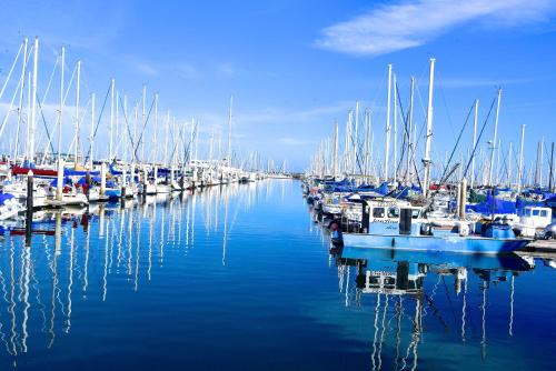 Un montón de barcos atracados en un puerto deportivo en Marina Beach Motel, en Santa Bárbara