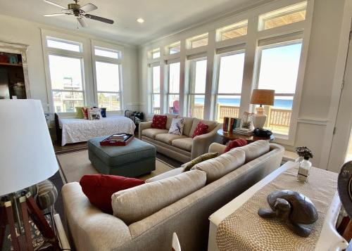 ein Wohnzimmer mit Sofa und Tisch in der Unterkunft Sea Hag home in Stingaree