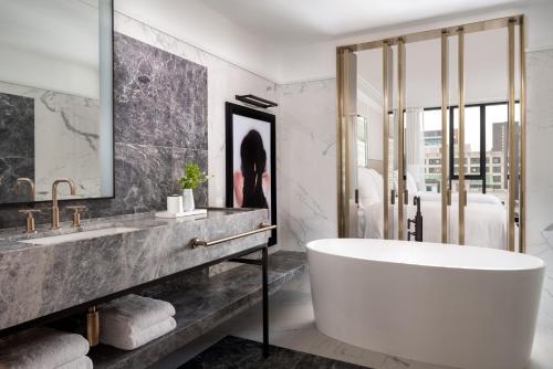 Four Seasons Hotel Montreal Image