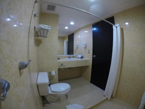 uma casa de banho com um WC e um chuveiro em Hotel Vista Inn Premium em Tuxtla Gutiérrez