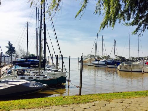 un gruppo di barche è attraccato in acqua di Villa Vert a Beccar