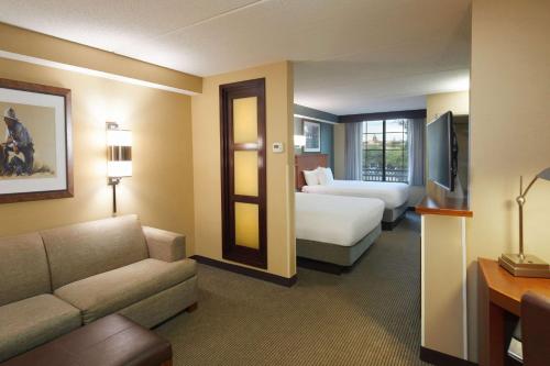 Habitación de hotel con 2 camas y sofá en Hyatt Place Fort Worth Stockyard, en Fort Worth