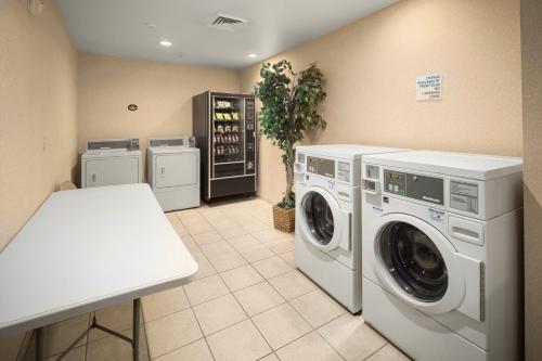 a laundry room with a washer and dryer at Holiday Inn Express & Suites Hill City-Mt. Rushmore Area in Hill City