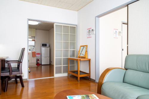 Ruang duduk di Enoshima Apartment Hotel