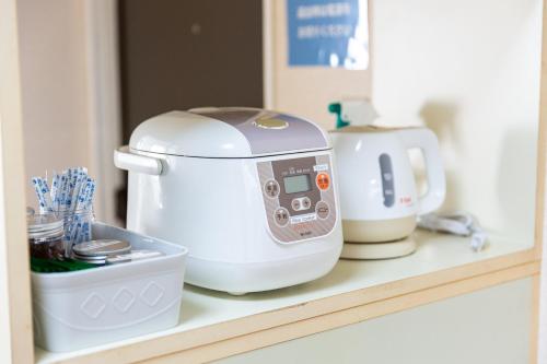 Kemudahan buat kopi dan teh di Enoshima Apartment Hotel