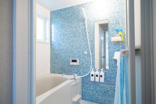 Bilik mandi di Enoshima Apartment Hotel