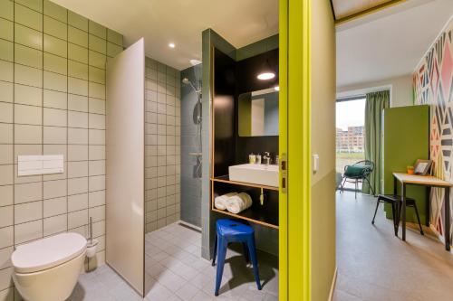 uma casa de banho com um WC e um lavatório em Stayokay Hostel Maastricht em Maastricht