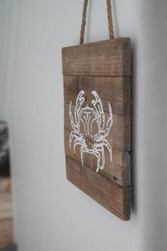 a drawing of a spider on a wooden box at Deichhotel Grube in Dorum Neufeld