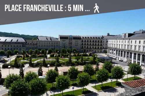 a view of a park in a city with buildings at Perigueux s'habille en noir et blanc in Périgueux