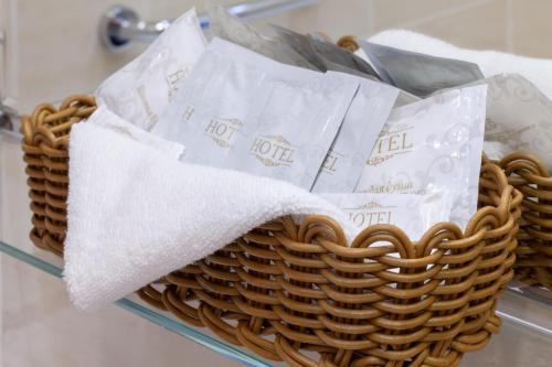 una cesta llena de toallas en un estante en Bristol Hotel, en San Petersburgo