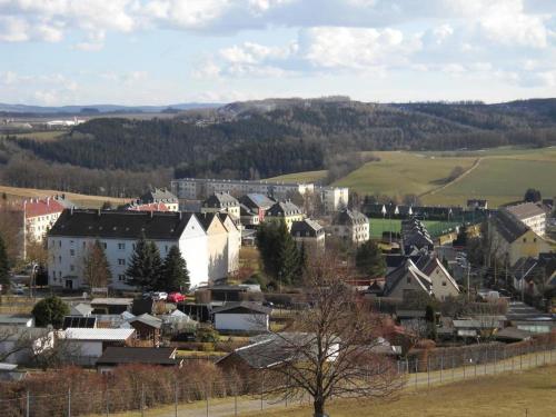 eine Stadt mit Häusern und Bäumen in einer Stadt in der Unterkunft Ferienwohnung August 30 in Gelenau