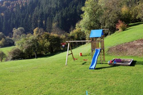 un parco giochi su una collina in un campo di Castelferien a Echtershausen