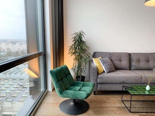 Un lugar para sentarse en Orange Apartments Tower & Free Parking