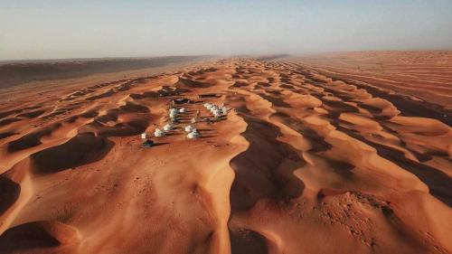eine Luftansicht einer Wüste mit einer Gruppe von Tieren in der Unterkunft Alsarmadi Desert Camp in Shāhiq