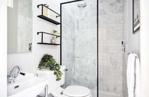 La salle de bains est pourvue d'une douche et de toilettes. dans l'établissement Luxurious 1 Bedroom Apartment - minutes from Angel Tube St., à Londres