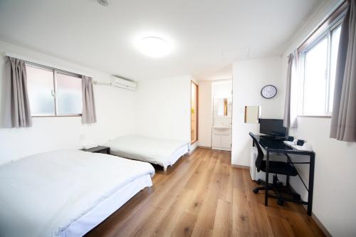 大阪市にあるホテル中央ブリッジのベッドルーム1室(ベッド2台、デスク、コンピュータ付)
