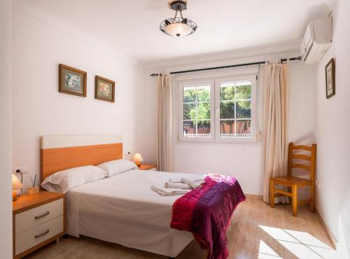 モライラにあるVilla Kate - Plusholidaysの白いベッドルーム(ベッド1台、窓付)