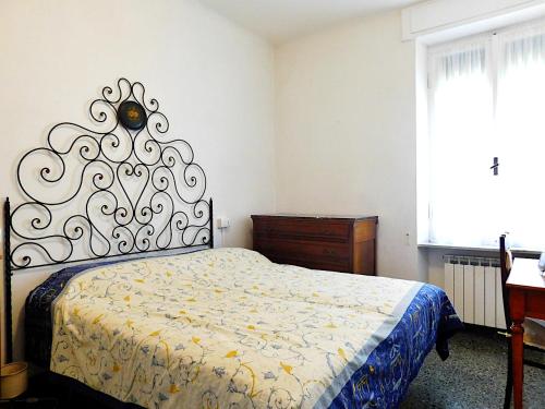 a bedroom with a bed and a dresser and a window at Villino a 20 metri dal mare in Levanto