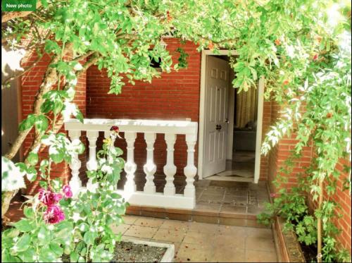 einen Eingang zu einem Backsteingebäude mit einer weißen Tür in der Unterkunft Casa Rivas in Rivas-Vaciamadrid