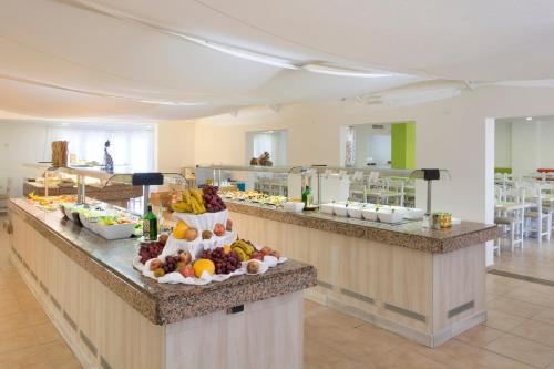 サ・コマにあるHSM Club Torre Blancaのカウンターに並ぶ果物・野菜のビュッフェ