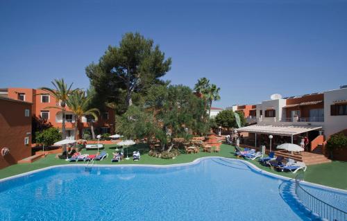 una vista sulla piscina di un resort di HSM Club Torre Blanca a Sa Coma