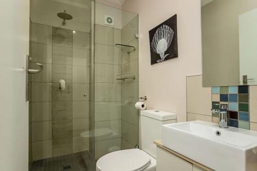 Ένα μπάνιο στο The Apex Rosebank - Building with generator