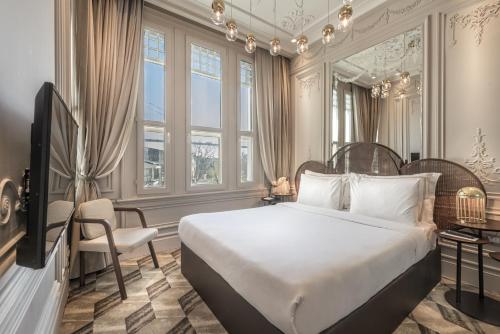 فندق ذا ستاي بوسفوروس في إسطنبول: غرفة نوم بسرير وتلفزيون ونوافذ