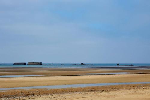 a beach with the ocean in the background at La Villa Port Winston - Face Mer B&B in Saint-Côme-de-Fresné