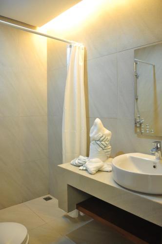 La salle de bains est pourvue d'un lavabo, d'une douche et de toilettes. dans l'établissement Greenspace Palawan, à Puerto Princesa